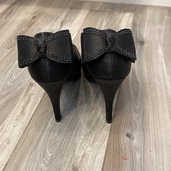 Super cute 🥰 Black heels with back bow detail - Picture 3 of 6